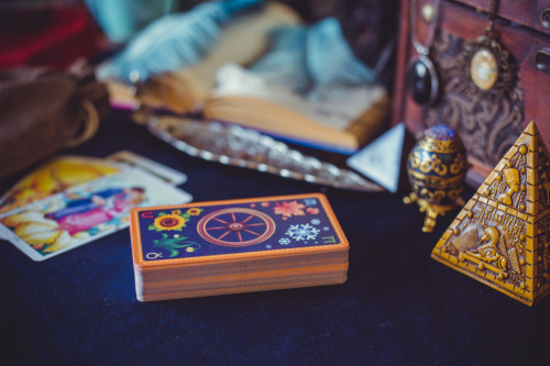 Zigeunertarot, aber ohne Zigeuner: Foto: © Pedal_to_the_Stock / shutterstock / #1449495035