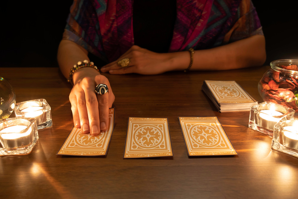 Tarot, einen Blick in Ihr Seelenleben werfen: Foto: © vimolsiris / shutterstock / #1604742001